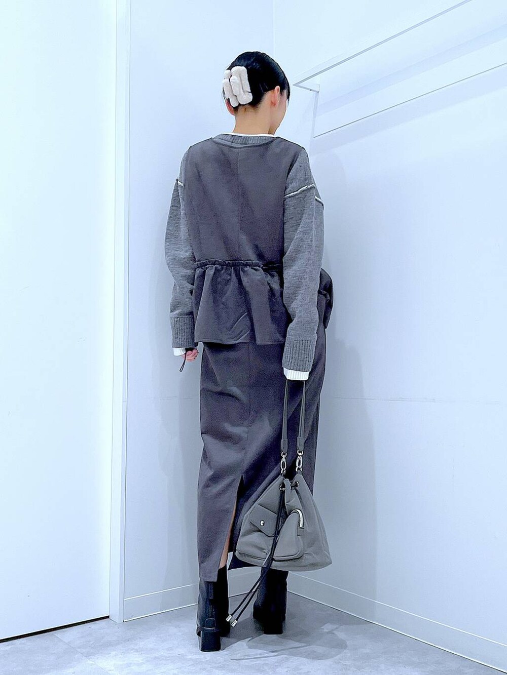 ブラック系のブーツ、グレー系のワンピース、グレー系のニット/セーターを着用したレディースの冬コーディネートの5枚目の写真