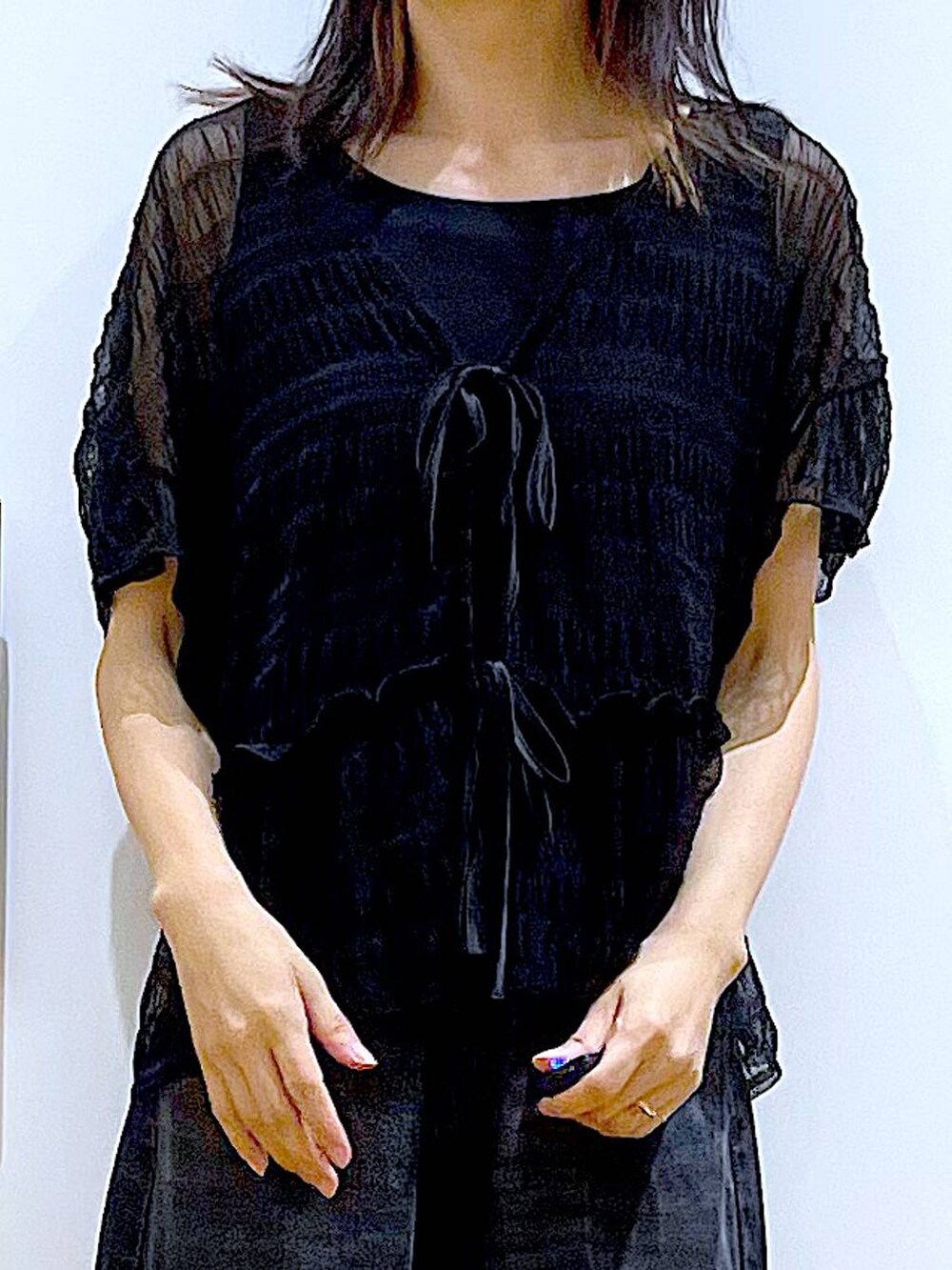 シルバー系のトートバッグ、ブラック系のデニムパンツ、ブラック系のカーディガン/ボレロを着用したレディースの秋コーディネートの7枚目の写真