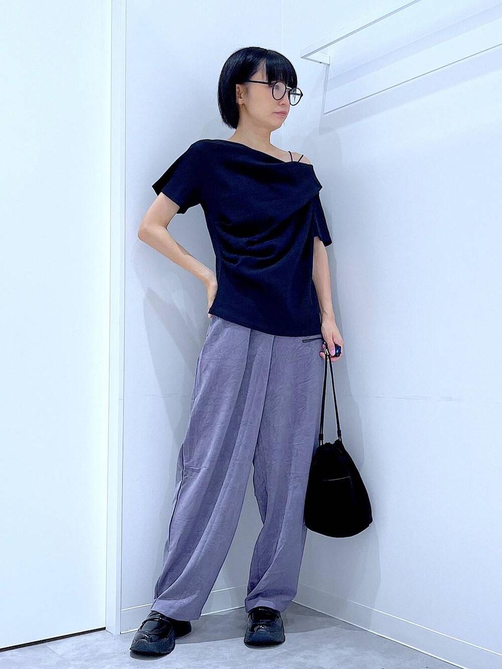 ブラック系のローファー、ブラック系のショルダーバッグ、パープル系のその他パンツを着用したレディースの夏コーディネートの2枚目の写真