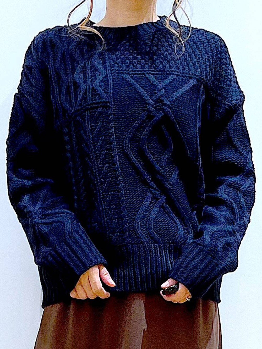 ブラック系のブーツ、ベージュ系のショルダーバッグ、ブラウン系のスカートを着用したレディースの冬コーディネートの7枚目の写真