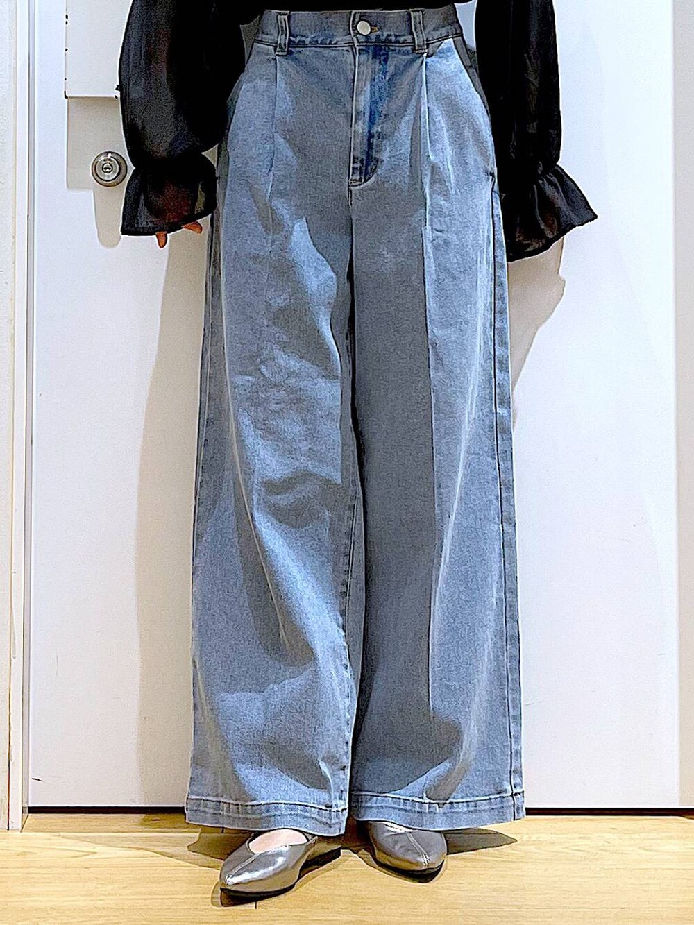 ブルー系のデニムパンツ、ピンク系のショルダーバッグ、その他のパンプスを着用したレディースの春コーディネートの8枚目の写真