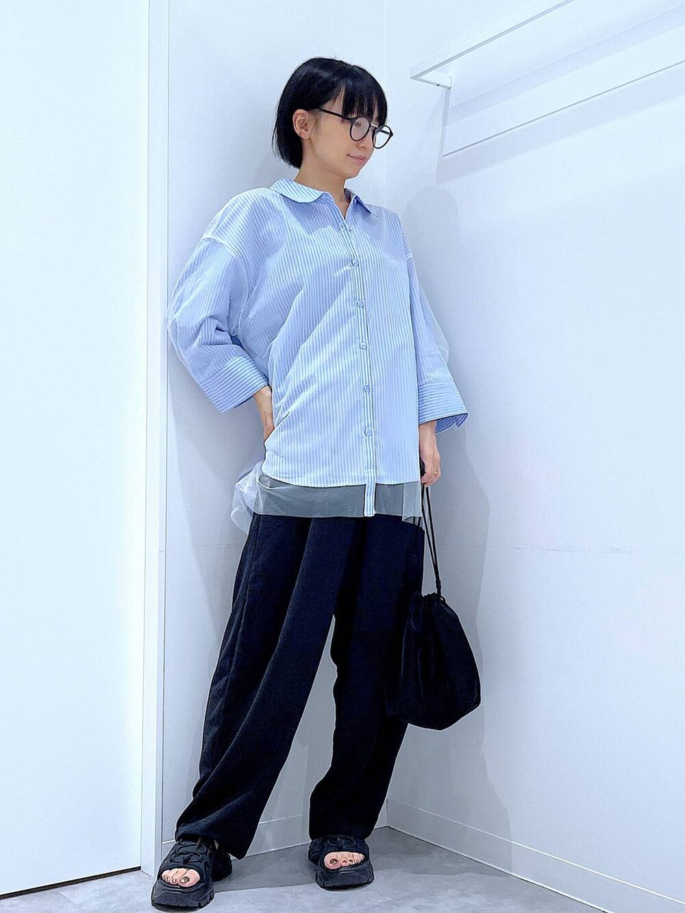 ブラック系のショルダーバッグ、ブラック系のその他パンツ、ブルー系のシャツ/ブラウスを着用したレディースの秋コーディネートの2枚目の写真