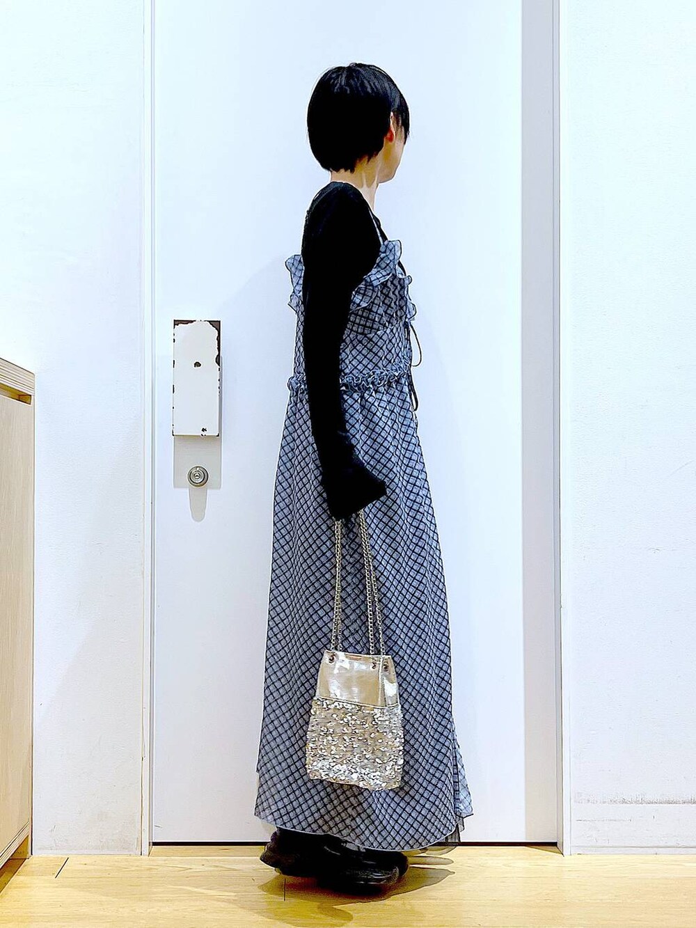 ブラック系のスニーカー、ブラック系のTシャツ/カットソー、その他のショルダーバッグを着用したレディースの春コーディネートの4枚目の写真