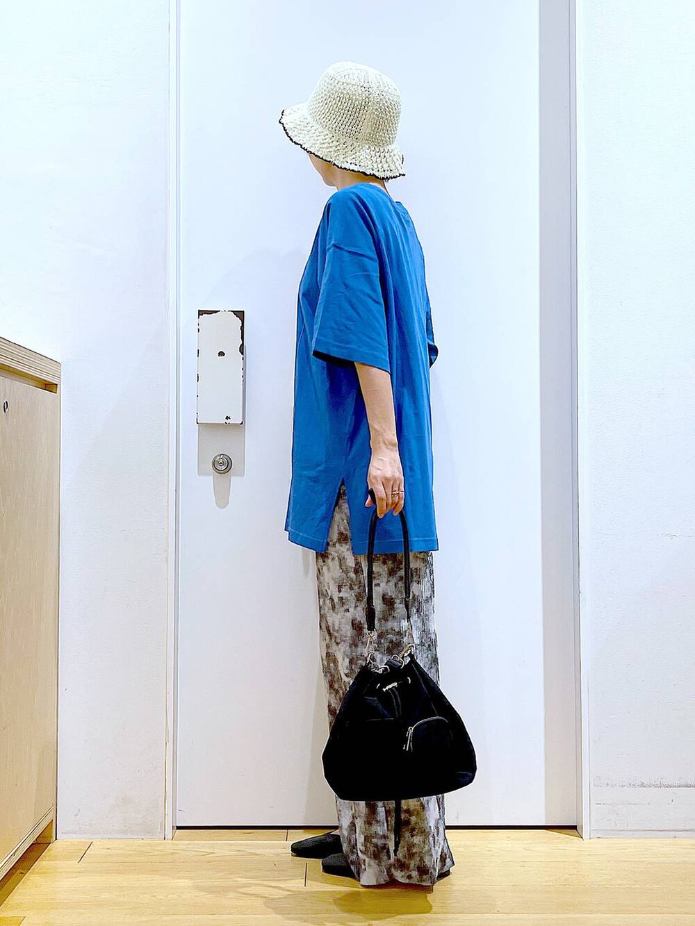 ブラック系のパンプス、グレー系のその他パンツ、ブルー系のTシャツ/カットソーを着用したレディースの春コーディネートの3枚目の写真