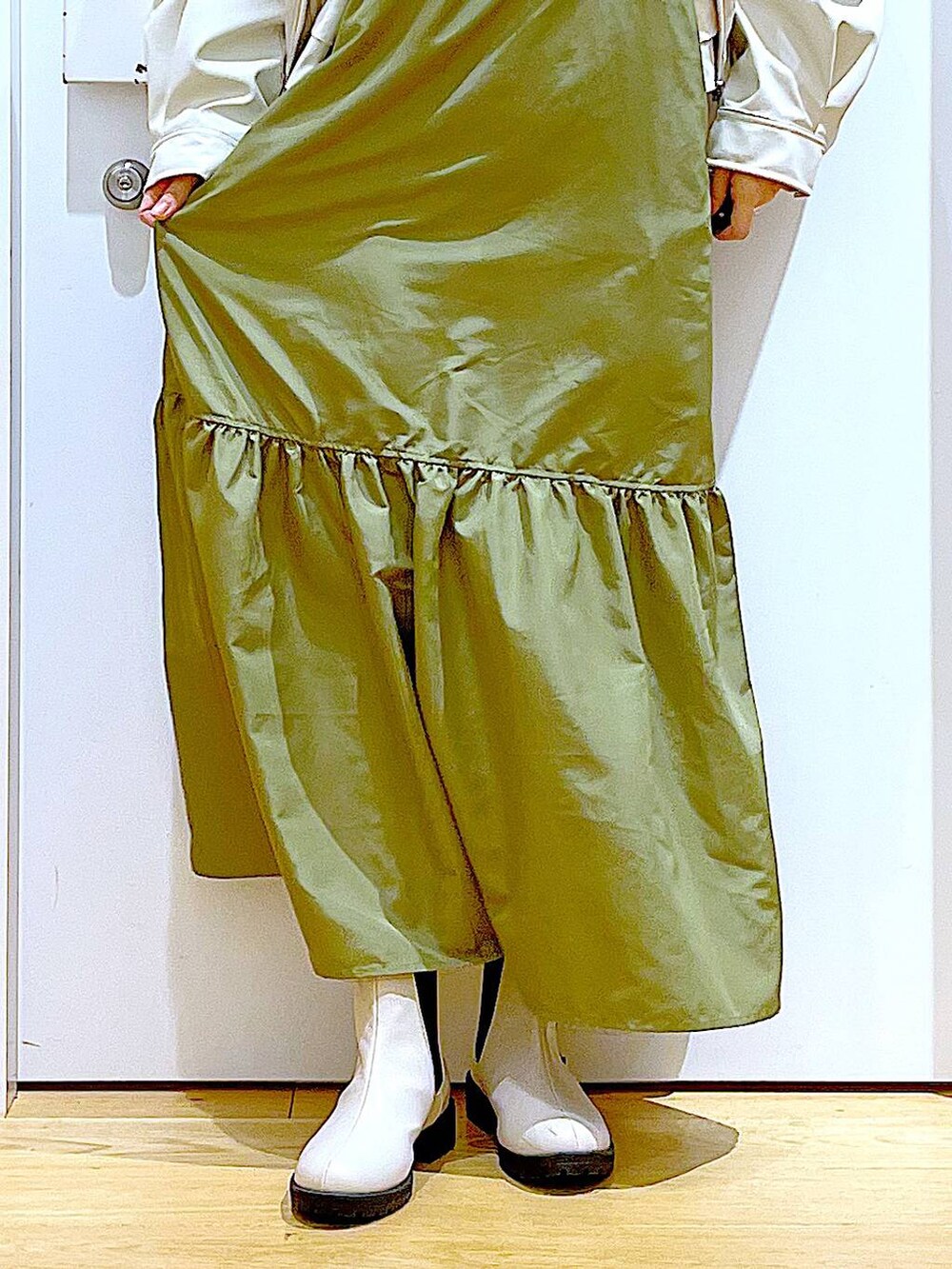 ベージュ系のブルゾン、ホワイト系のTシャツ/カットソー、ベージュ系のブーツを着用したレディースの春コーディネートの8枚目の写真