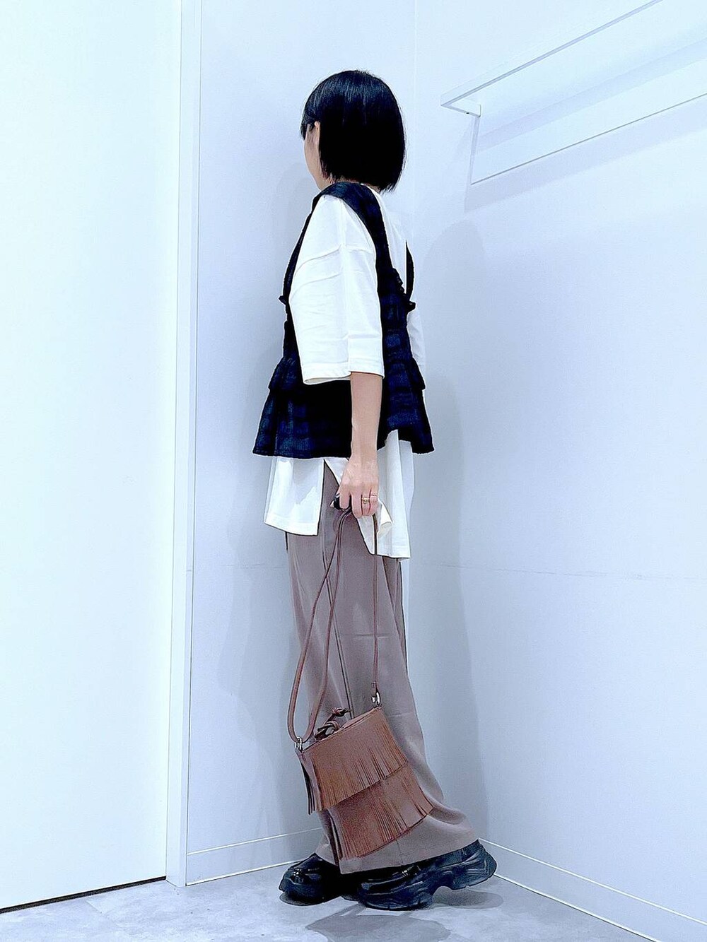 ブラック系のローファー、ブラウン系のショルダーバッグ、ブラウン系のその他パンツを着用したレディースの秋コーディネートの3枚目の写真