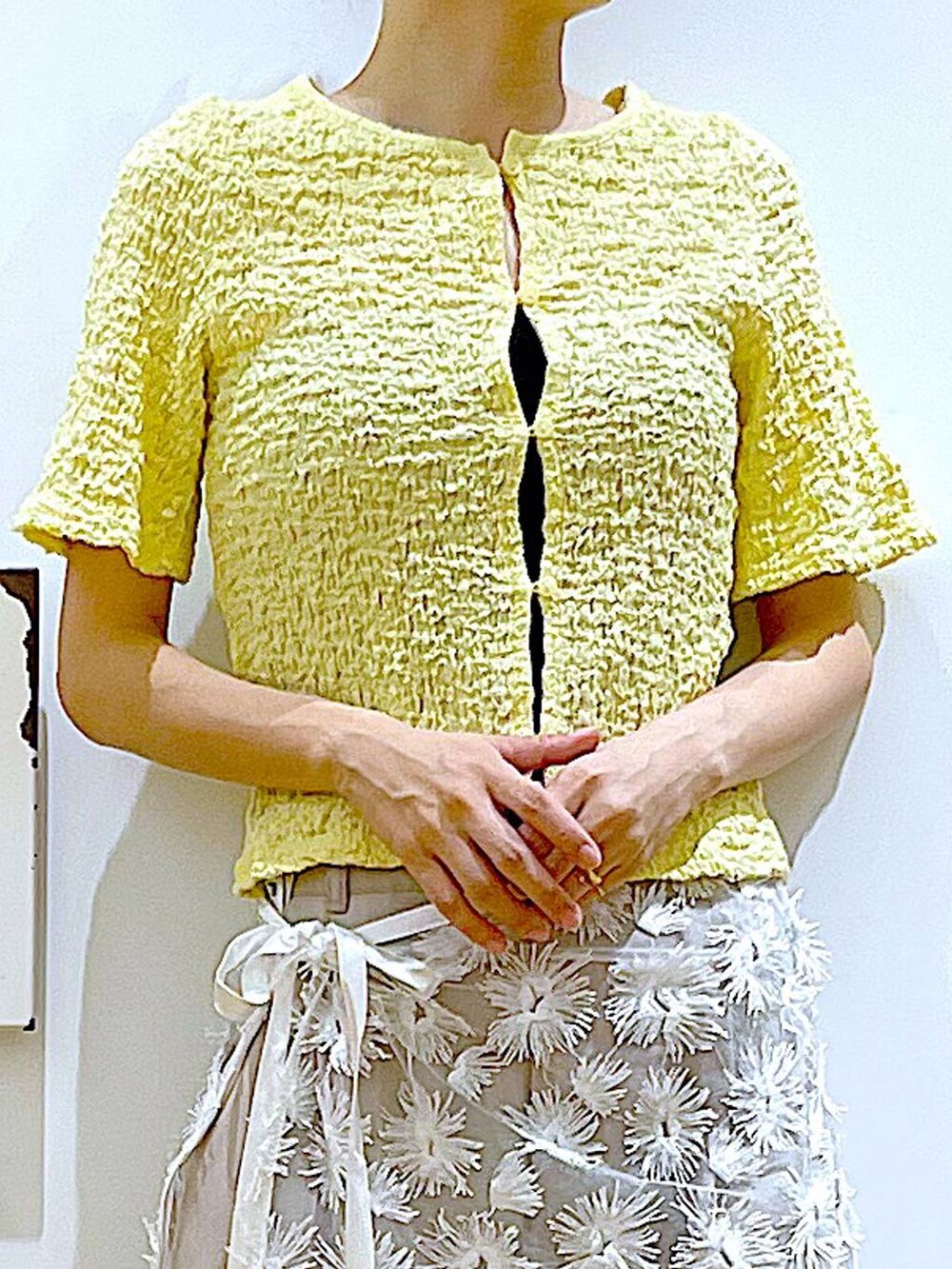 ホワイト系のサンダル、ホワイト系のショルダーバッグ、ホワイト系のスカートを着用したレディースの夏コーディネートの7枚目の写真