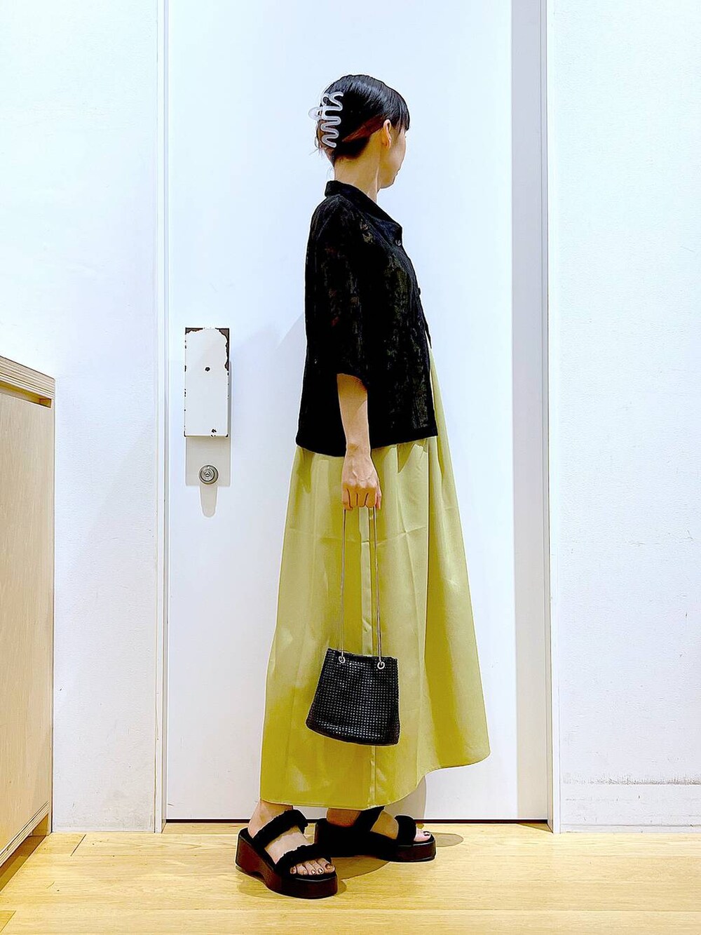 ブラック系のサンダル、ブラック系のシャツ/ブラウス、グリーン系のワンピースを着用したレディースの秋コーディネートの4枚目の写真