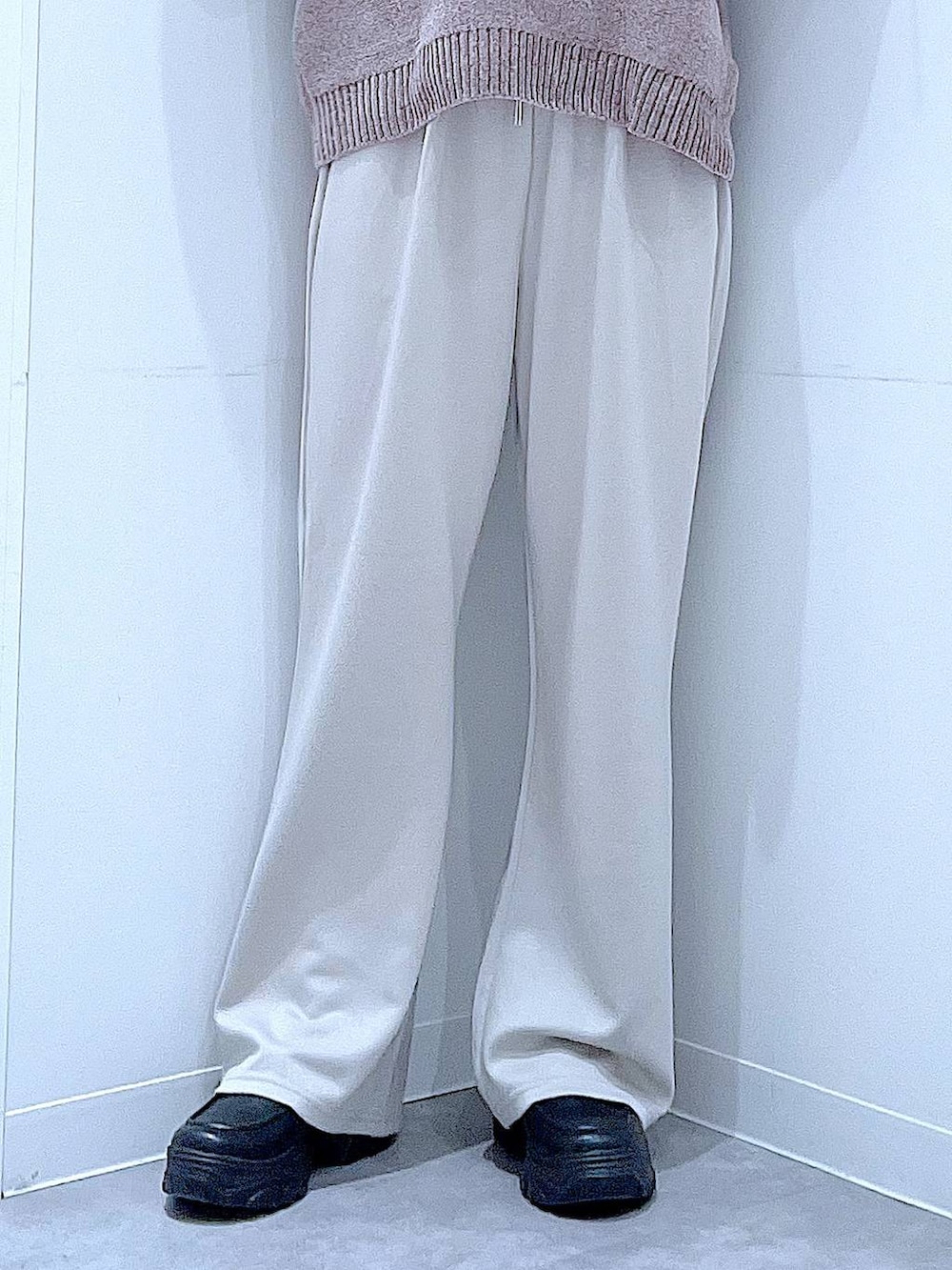 ベージュ系のショルダーバッグ、グレー系のその他パンツ、ブラウン系のニット/セーターを着用したレディースの秋コーディネートの8枚目の写真