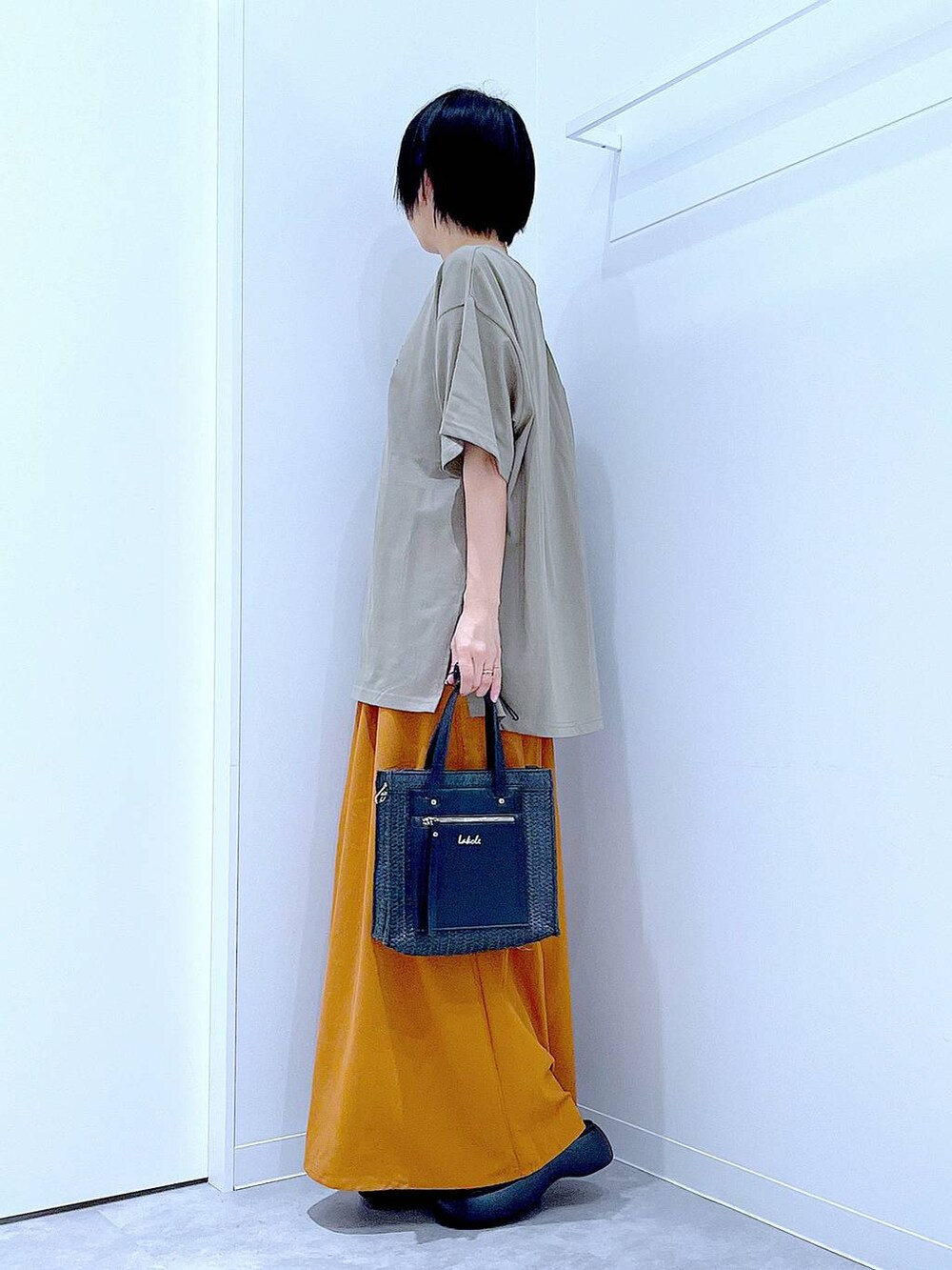 ブラック系のショルダーバッグ、ブラック系のサンダル、ブラウン系のその他パンツを着用したレディースの夏コーディネートの3枚目の写真