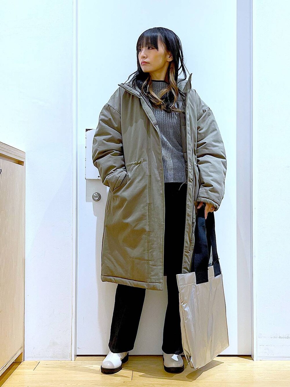 「リラックス、若見え、ゆったり、休日コーデ、骨格ウェーブ、LAKOLE、アウター、デニムパンツ、コート、ニット、トートバッグ、ブーツ、冬コーデ、カジュアル、ベーシック/シンプル」｜「LAKOLEのフレアデニム / 102226（デニムパンツ、グレー系）」を使った、あおき@LAKOLE海老名さん（レディース・156cm）の冬コーディネートの2枚目の写真