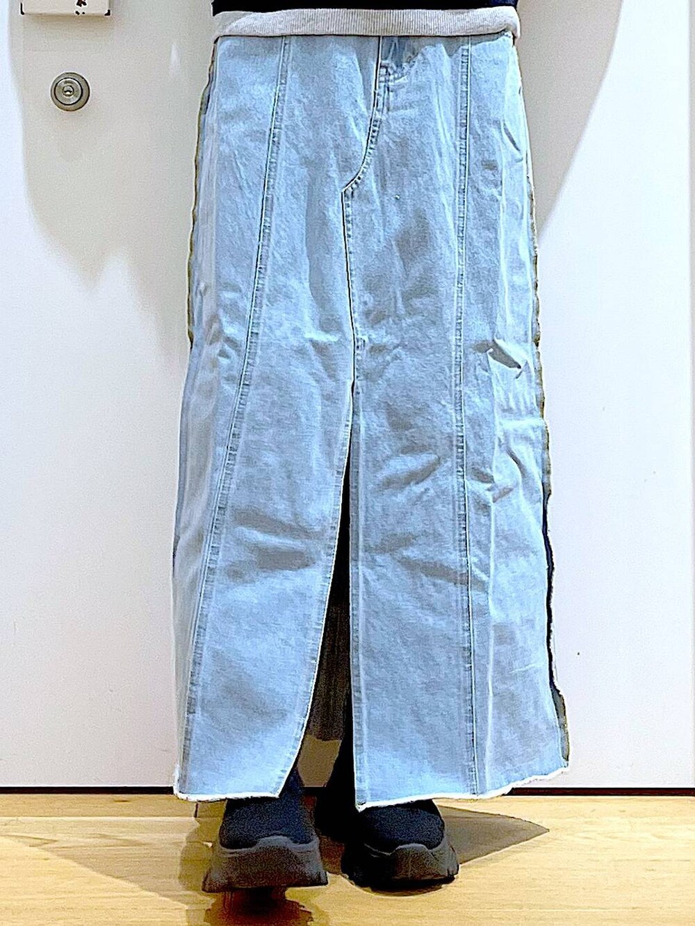 ブルー系のデニムスカート、その他のトートバッグ、ブラック系のブーツを着用したレディースの冬コーディネートの8枚目の写真