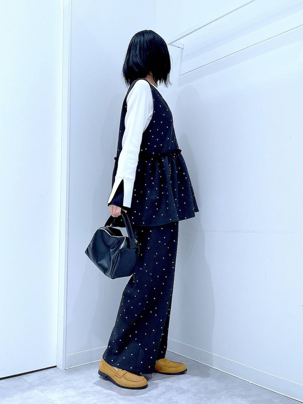 その他のその他パンツ、ブラック系のショルダーバッグ、ホワイト系のニット/セーターを着用したレディースの春コーディネートの4枚目の写真