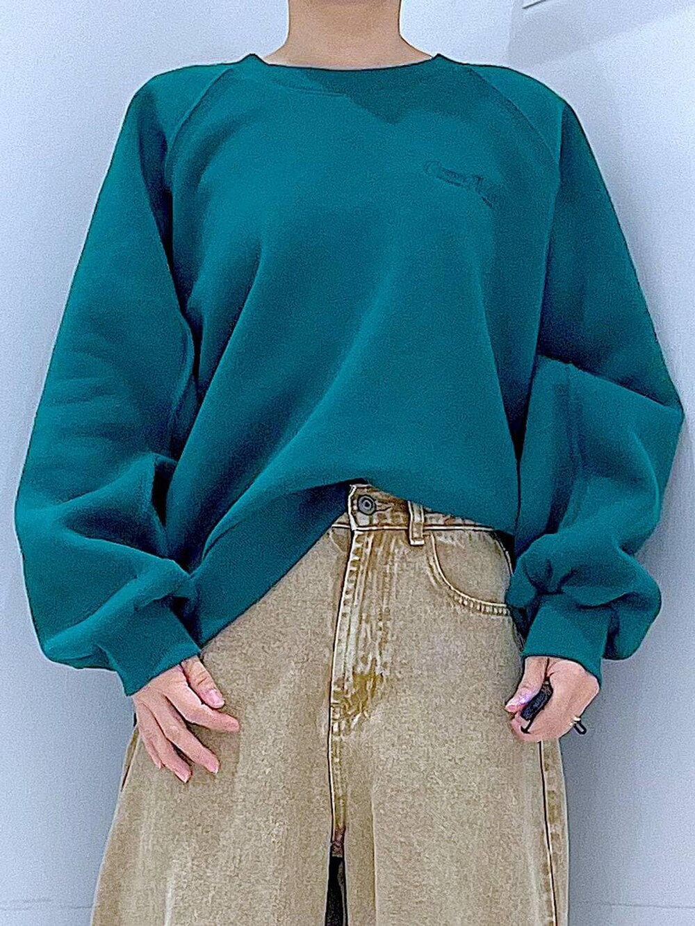 ベージュ系のデニムパンツ、ブラック系のショルダーバッグ、ブラック系のブーツを着用したレディースの冬コーディネートの7枚目の写真