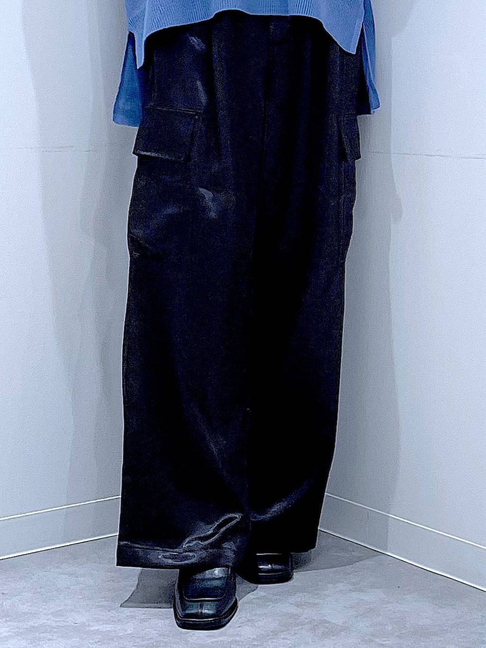 ブルー系のニット/セーター、ブラック系のブーツ、ブラック系のショルダーバッグを着用したレディースの冬コーディネートの8枚目の写真