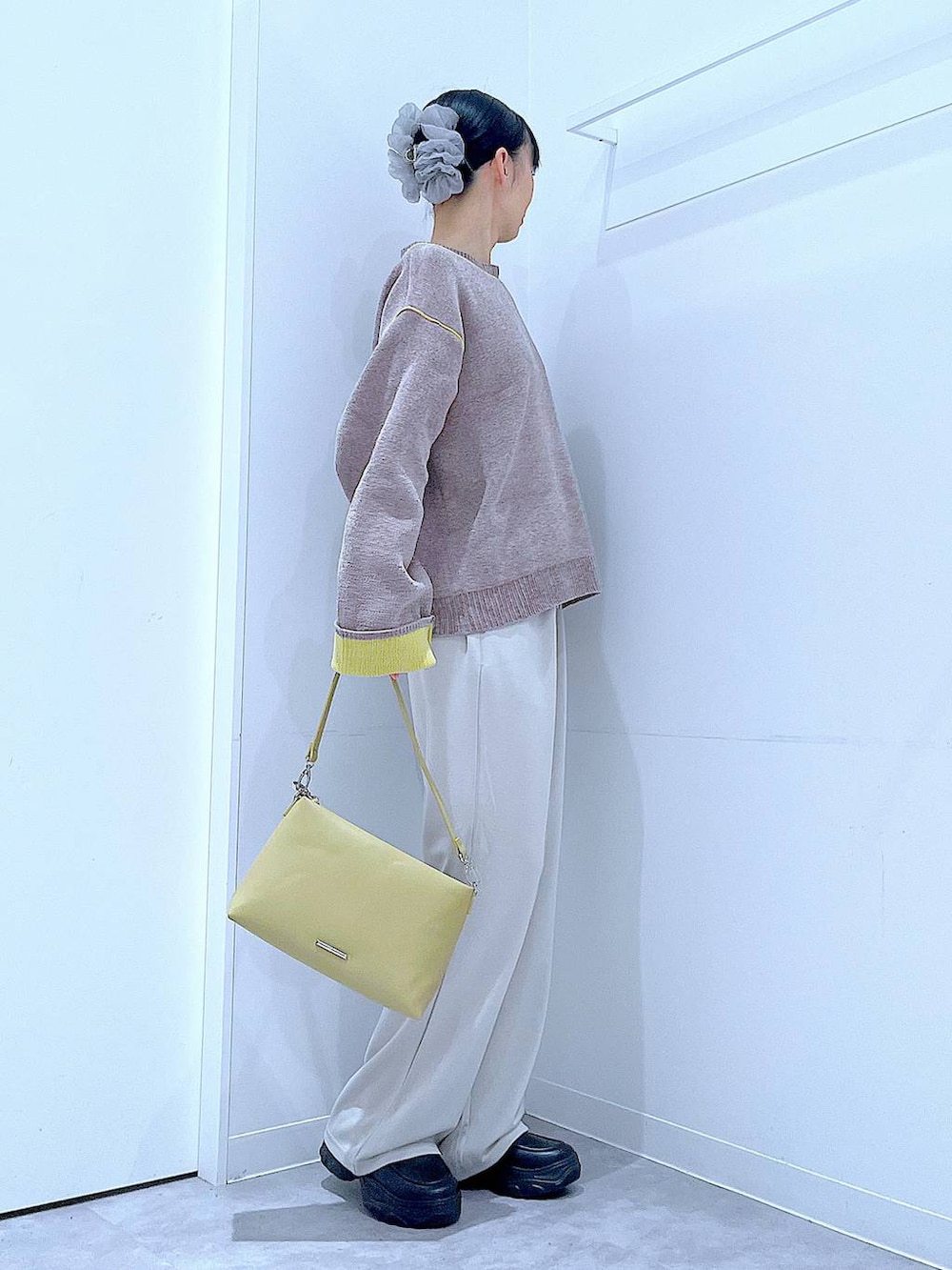ベージュ系のショルダーバッグ、グレー系のその他パンツ、ブラウン系のニット/セーターを着用したレディースの秋コーディネートの4枚目の写真