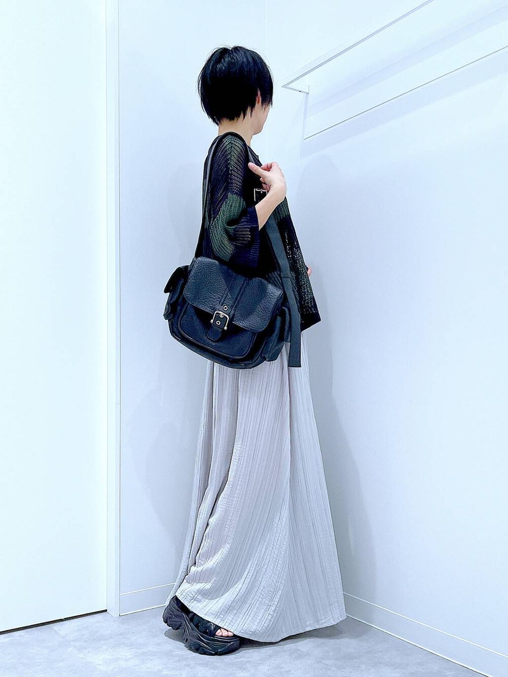 ブラック系のスニーカー、ブラック系のショルダーバッグ、グレー系のその他パンツを着用したレディースの夏コーディネートの4枚目の写真