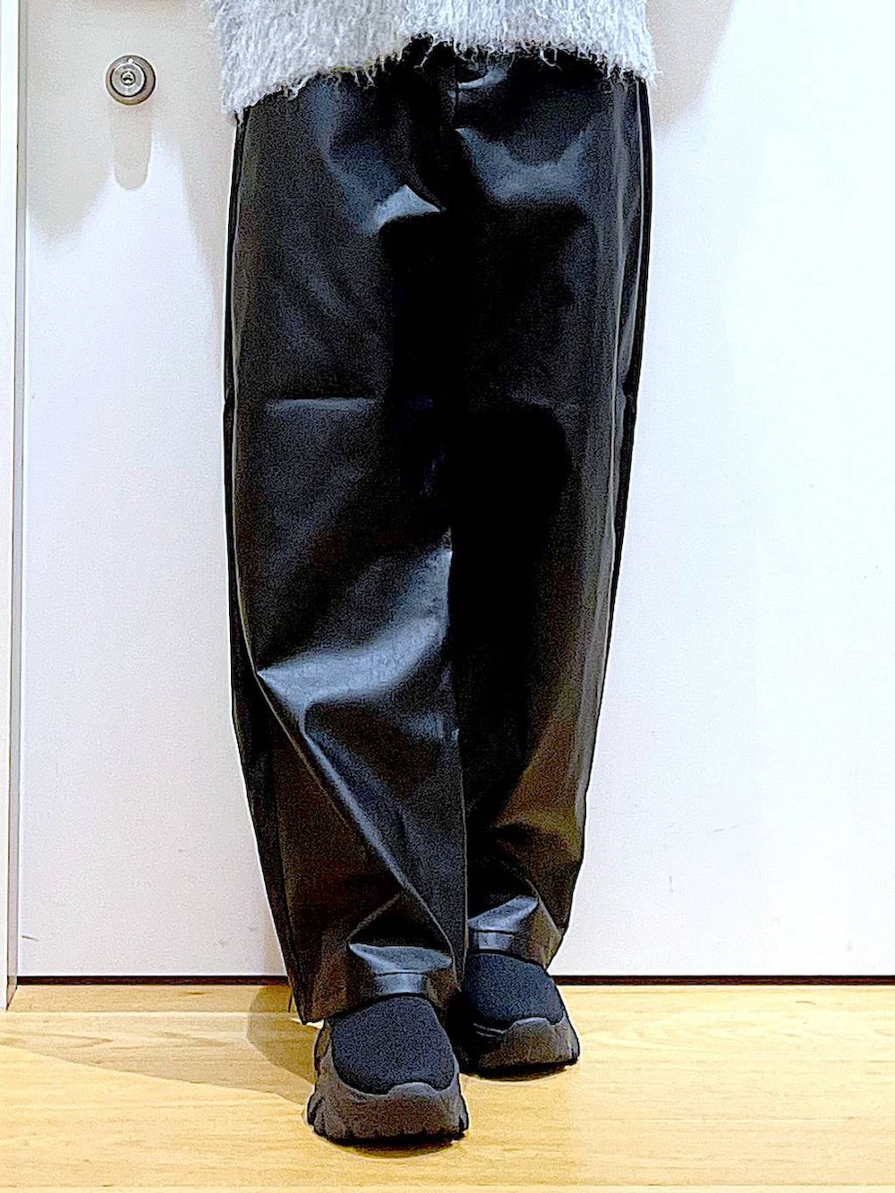 グレー系のニット/セーター、ブラック系のブーツ、ブラック系のその他パンツを着用したレディースの冬コーディネートの8枚目の写真