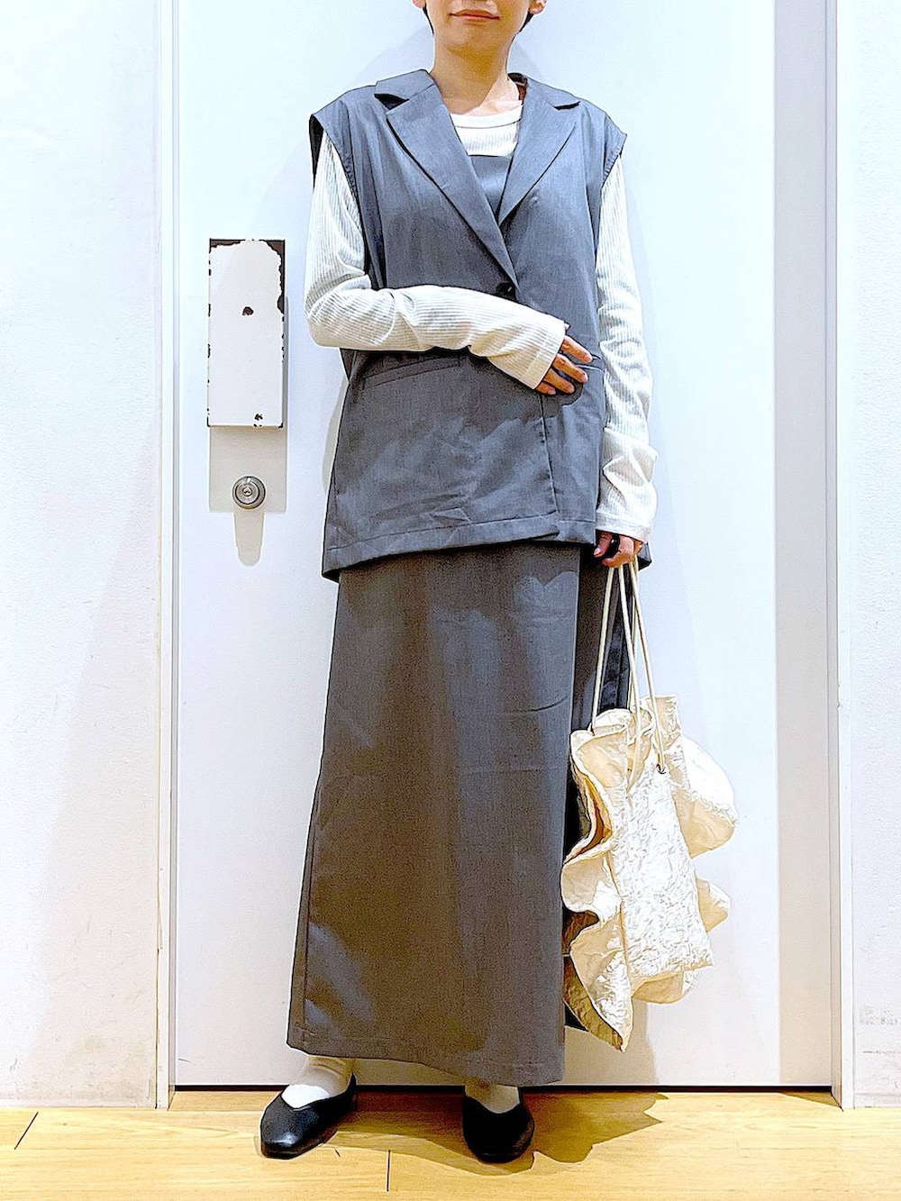 「リラックス、若見え、ゆったり、休日コーデ、骨格ウェーブ、LAKOLE、きれいめ、シンプルコーデ、キャミワンピース、ワンピース、春コーデ、パンプス、ショルダーバッグ、フラットシューズ」｜「LAKOLEの【卒入式／オケージョンにも】スクエアギャザーフラットパンプス / 286480（パンプス、ブラック系）」を使った、あおき@LAKOLE海老名さん（レディース・156cm）の冬コーディネートの6枚目の写真