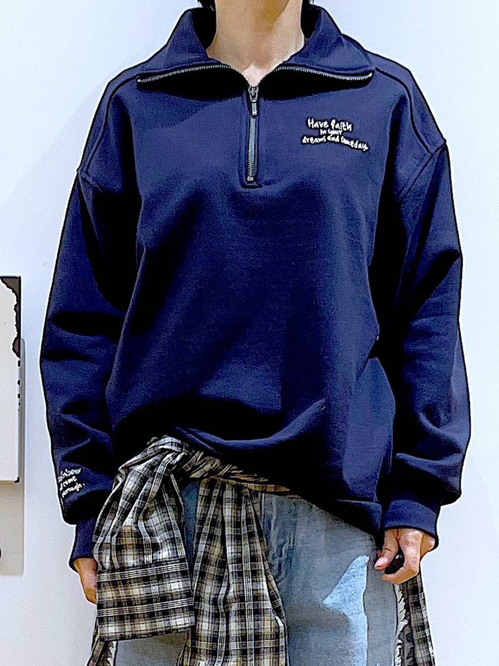 「リラックス、若見え、ゆったり、休日コーデ、骨格ウェーブ、LAKOLE、スウェット、シャツ、デニムパンツ、カジュアルコーデ、春コーデ、チェック、トートバッグ、ブーツ、シンプルコーデ」｜「LAKOLEのニットスニーカーソールブーツ / 140064（ブーツ、ブラック系）」を使った、あおき@LAKOLE海老名さん（レディース・156cm）の冬コーディネートの7枚目の写真
