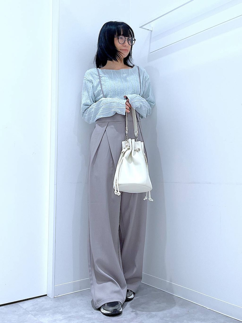 ホワイト系のショルダーバッグ、グレー系のサロペット/オーバーオール、その他のサングラスを着用したレディースの春コーディネートの2枚目の写真