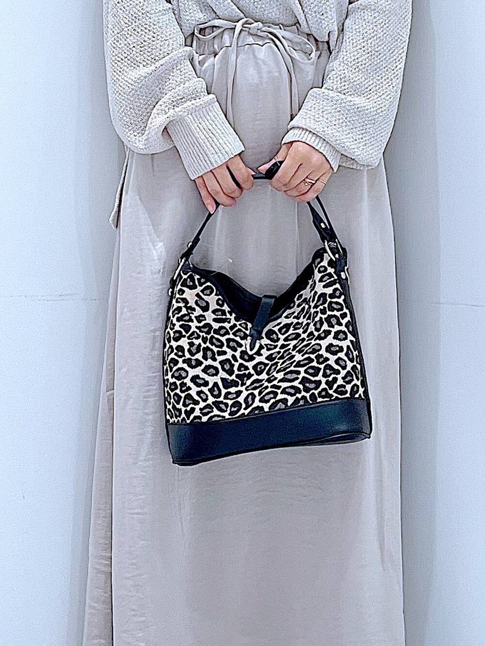 ホワイト系のローファー、その他のショルダーバッグ、ベージュ系のスカートを着用したレディースの秋コーディネートの9枚目の写真