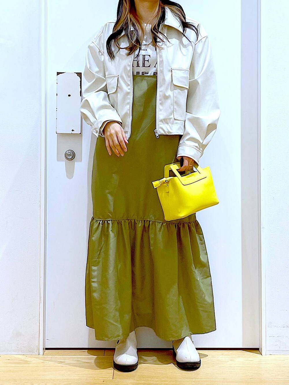 ベージュ系のブルゾン、ホワイト系のTシャツ/カットソー、ベージュ系のブーツを着用したレディースの春コーディネートの6枚目の写真