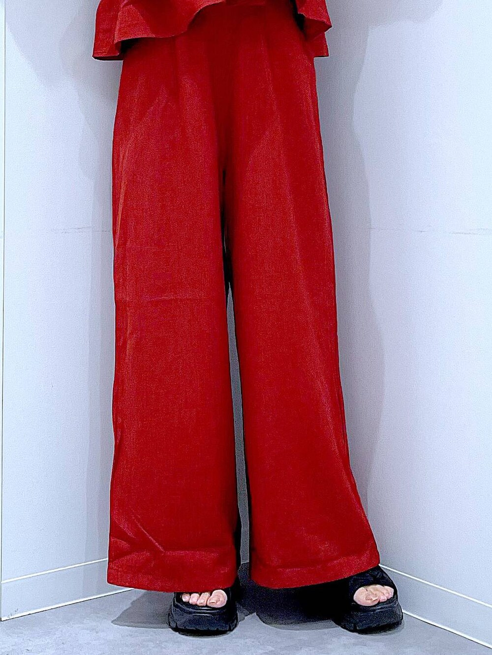 ブラック系のスニーカー、ホワイト系のショルダーバッグ、レッド系のつなぎ/オールインワンを着用したレディースの夏コーディネートの8枚目の写真