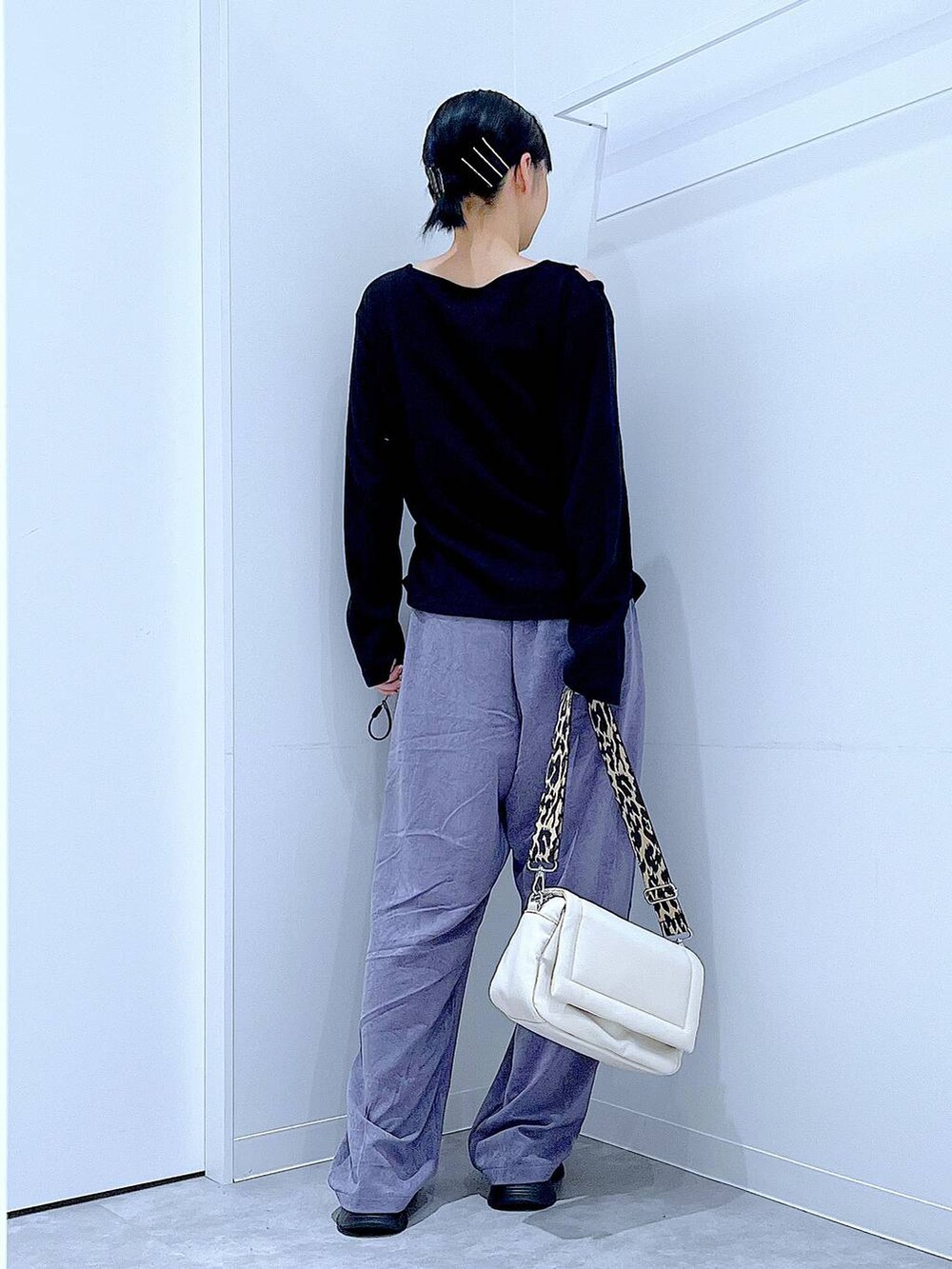 ブラック系のローファー、パープル系のその他パンツ、ブラック系のTシャツ/カットソーを着用したレディースの秋コーディネートの5枚目の写真