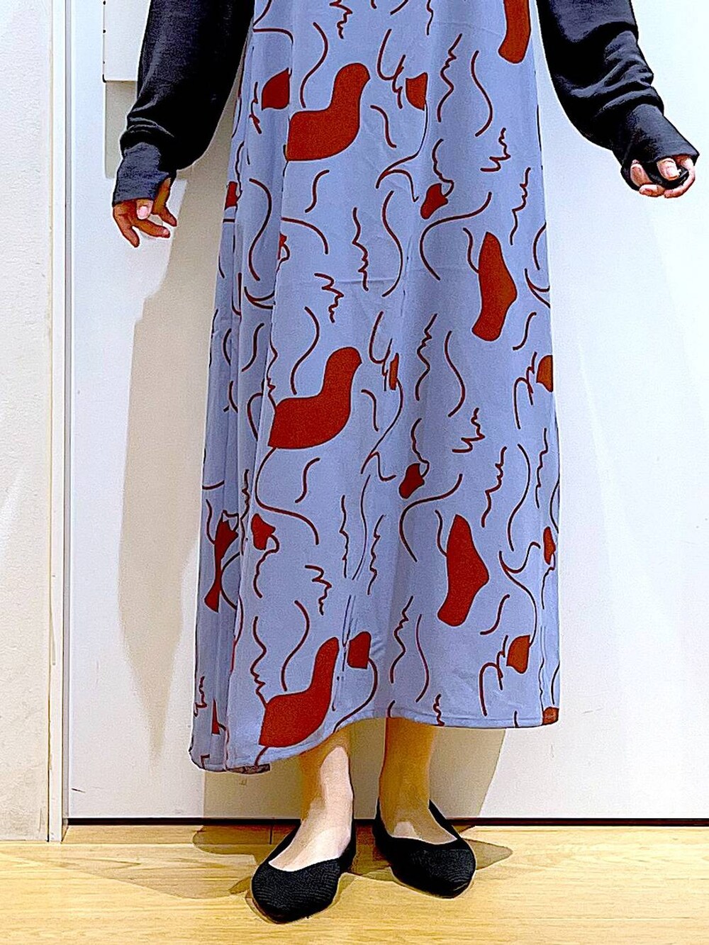 その他のショルダーバッグ、ブラック系のパンプス、ブルー系のワンピースを着用したレディースの春コーディネートの8枚目の写真