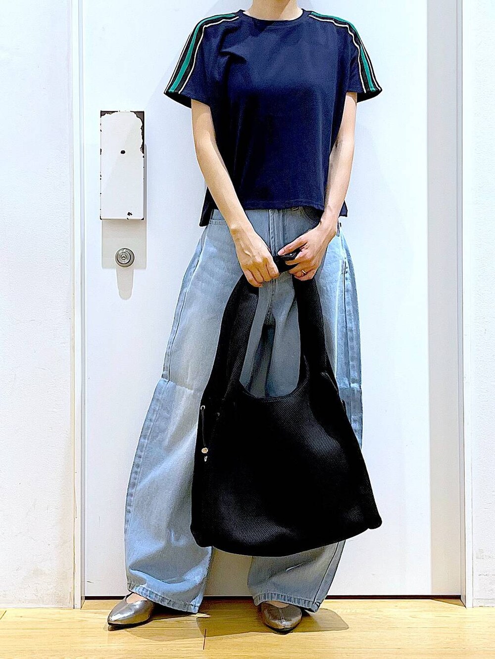 ブラック系のショルダーバッグ、その他のパンプス、ブルー系のデニムパンツを着用したレディースの夏コーディネートの6枚目の写真