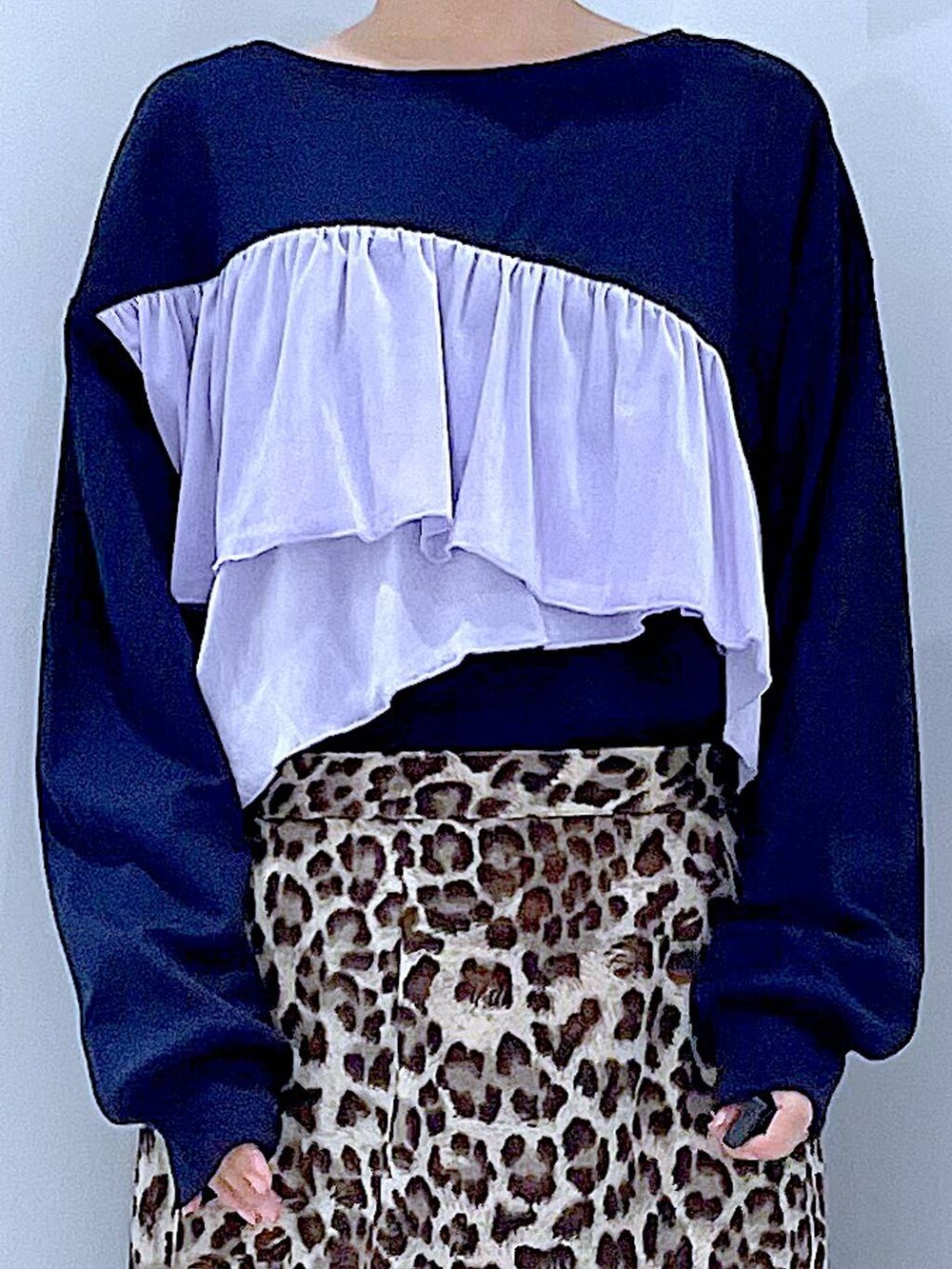 ブラック系のローファー、ブラウン系のボストンバッグ、ブラウン系のスカートを着用したレディースの秋コーディネートの7枚目の写真