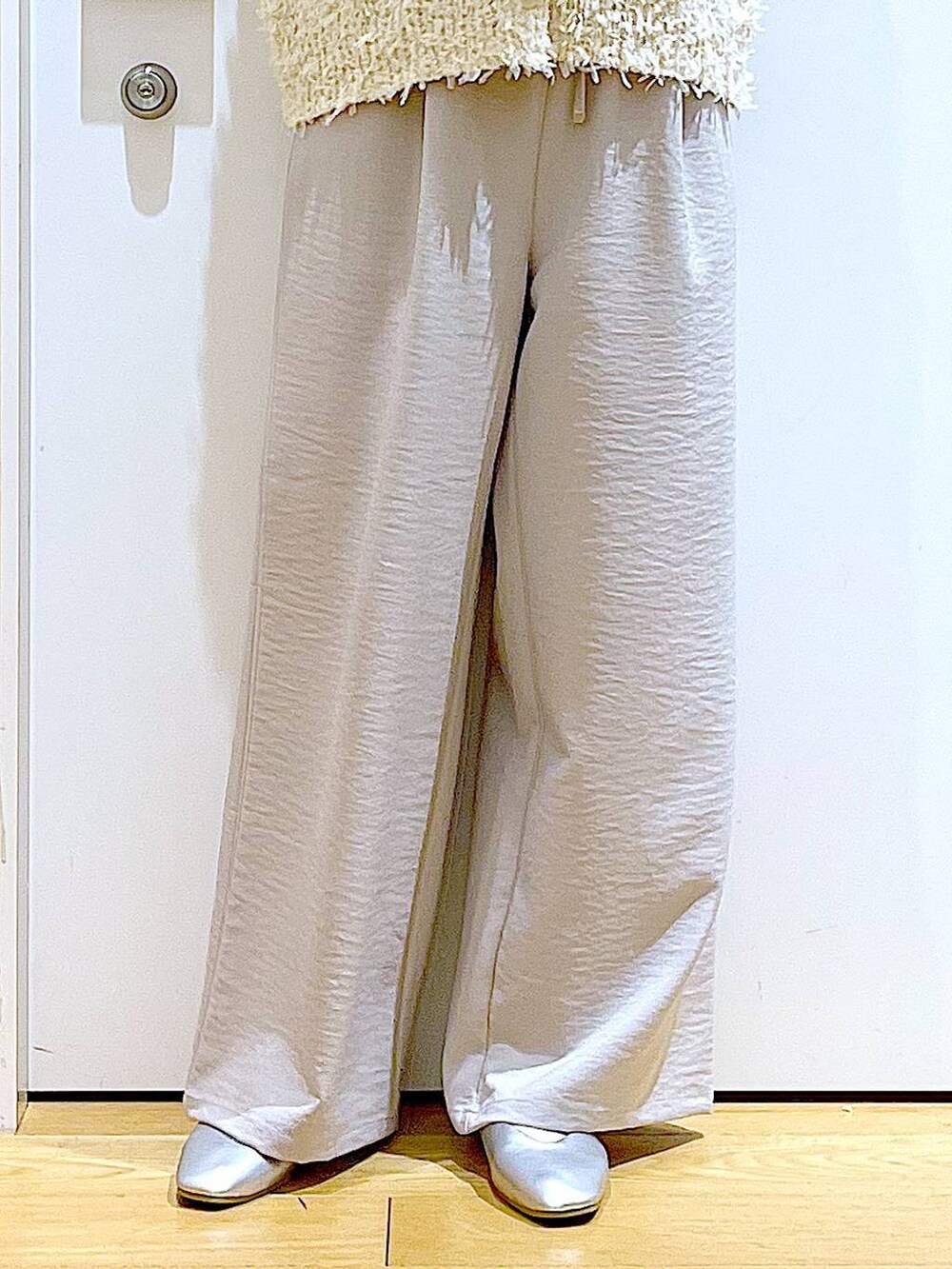 ホワイト系のトートバッグ、ベージュ系のTシャツ/カットソー、シルバー系のパンプスを着用したレディースの冬コーディネートの8枚目の写真