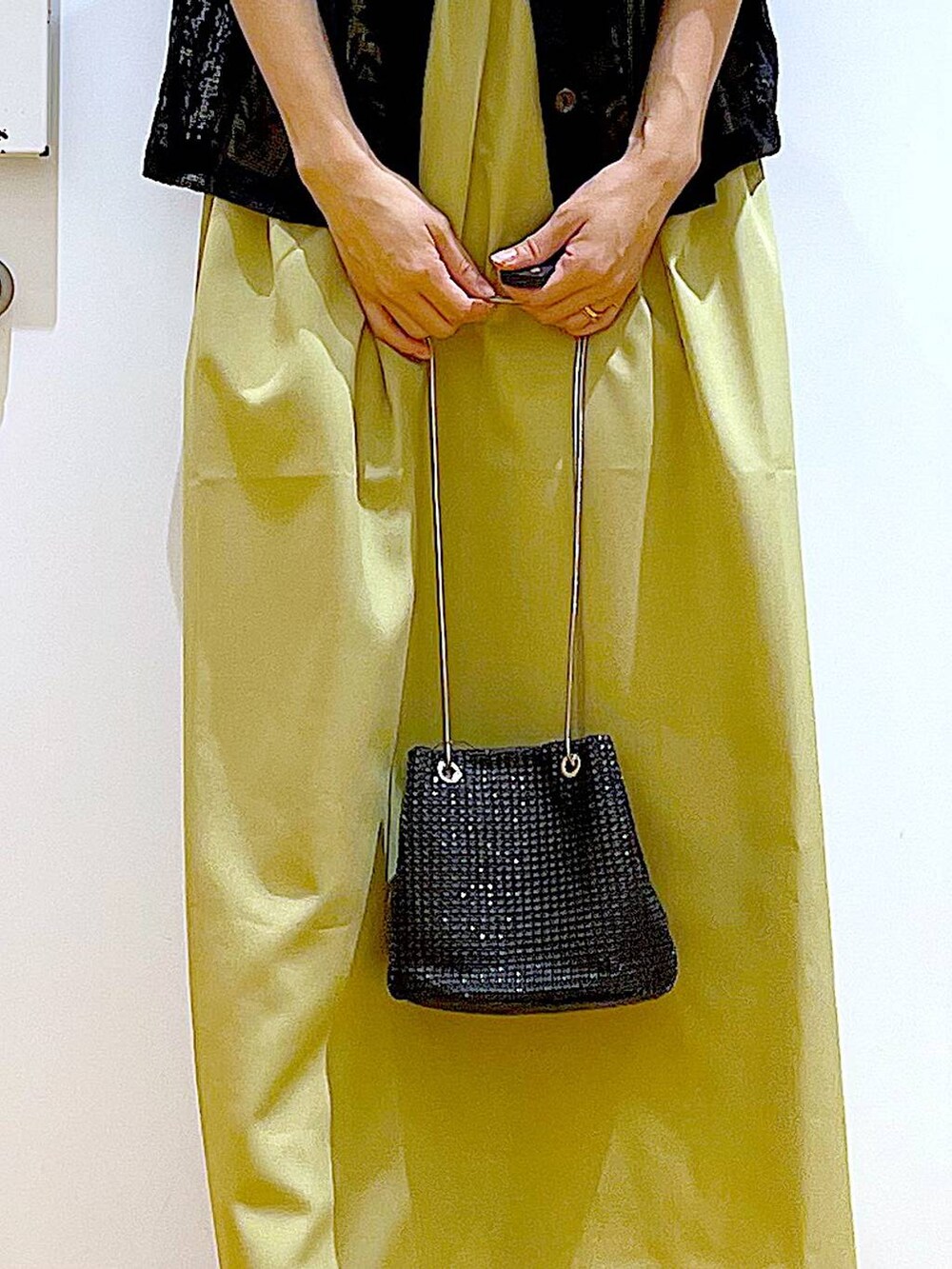 ブラック系のサンダル、ブラック系のシャツ/ブラウス、グリーン系のワンピースを着用したレディースの秋コーディネートの9枚目の写真