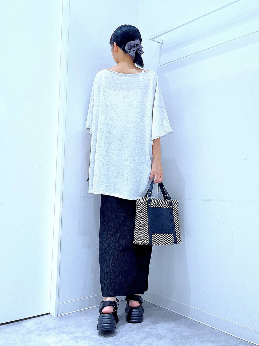 その他のショルダーバッグ、ブラック系のサンダル、グレー系のTシャツ/カットソーを着用したレディースの夏コーディネートの5枚目の写真