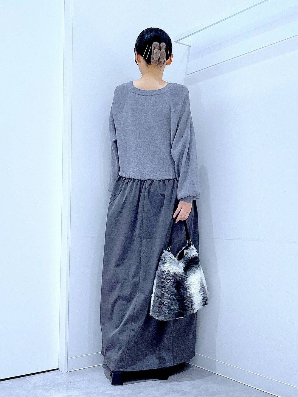 ブラック系のブーツ、ブラック系のショルダーバッグ、グレー系のワンピースを着用したレディースの秋コーディネートの5枚目の写真