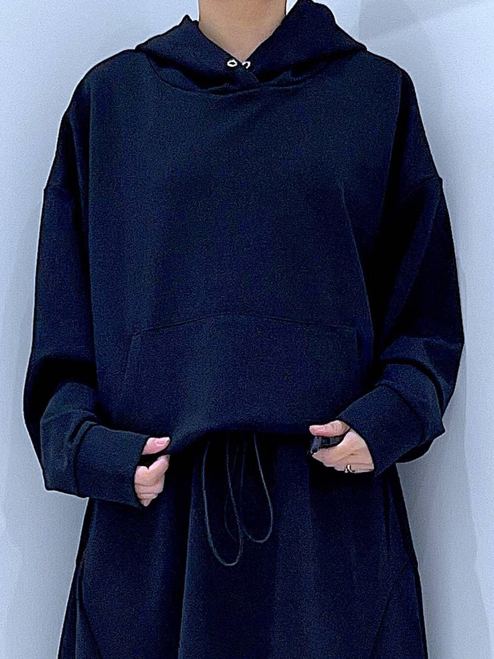 ベージュ系のショルダーバッグ、ブラック系のスウェット、ブラック系のスカートを着用したレディースの春コーディネートの7枚目の写真