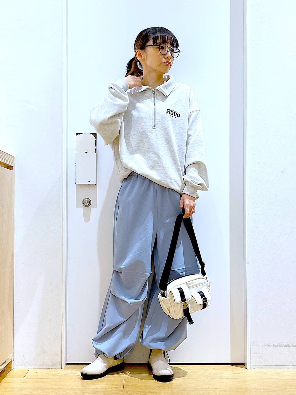 ブルー系のその他パンツ、ベージュ系のスウェット、ベージュ系のブーツを着用したレディースの春コーディネートの2枚目の写真