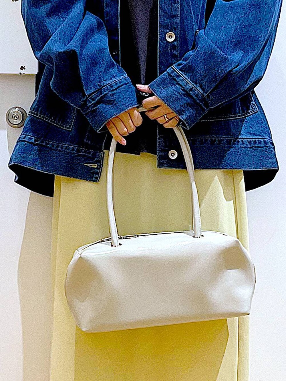 「リラックス、若見え、ゆったり、休日コーデ、骨格ウェーブ、LAKOLE、ロンT、シンプル、シンプルコーデ、カジュアルコーデ、スカート、デニムジャケット、春コーデ、春アウター、楽ちんコーデ」｜「LAKOLEのエナメルスクエアボストンバッグ / 283535（ボストンバッグ、ホワイト系）」を使った、あおき@LAKOLE海老名さん（レディース・156cm）の春コーディネートの9枚目の写真