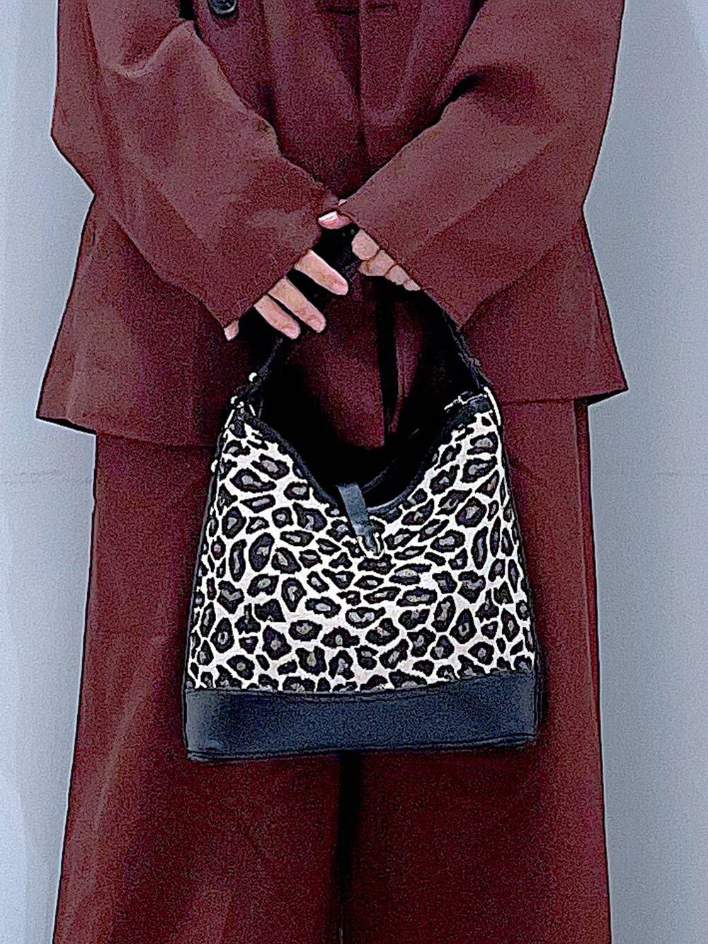 ブラック系のローファー、その他のショルダーバッグ、レッド系のテーラードジャケットを着用したレディースの秋コーディネートの9枚目の写真