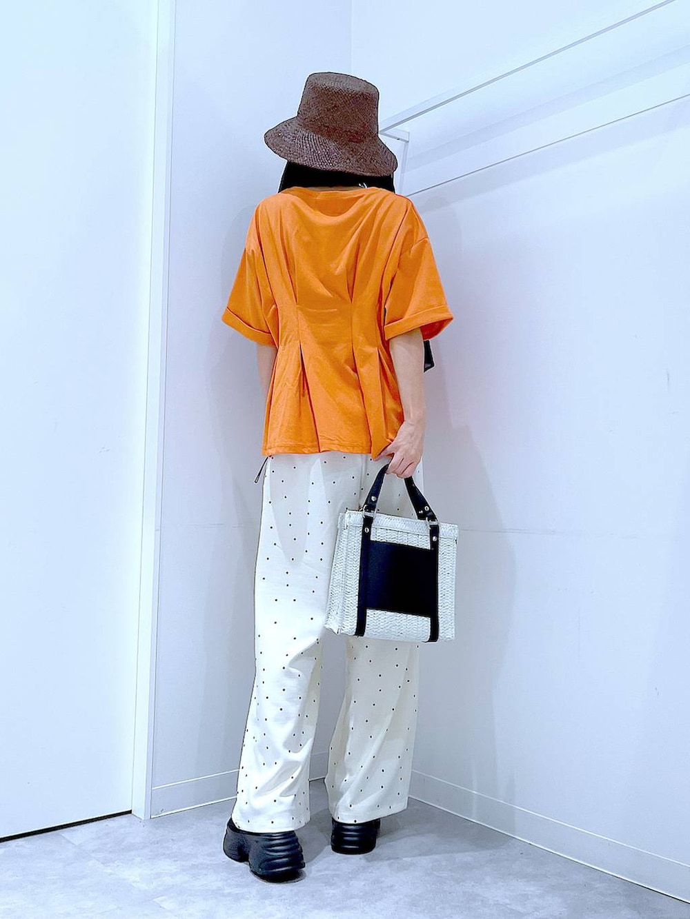 その他のその他パンツ、ホワイト系のショルダーバッグ、ブラック系のサンダルを着用したレディースの夏コーディネートの5枚目の写真