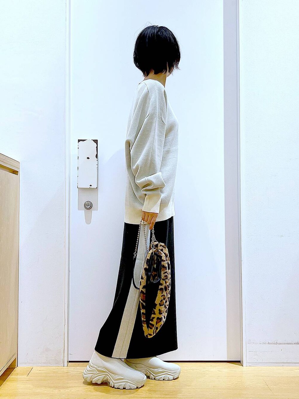 ベージュ系のニット/セーター、その他のショルダーバッグ、ブラック系のスカートを着用したレディースの冬コーディネートの4枚目の写真