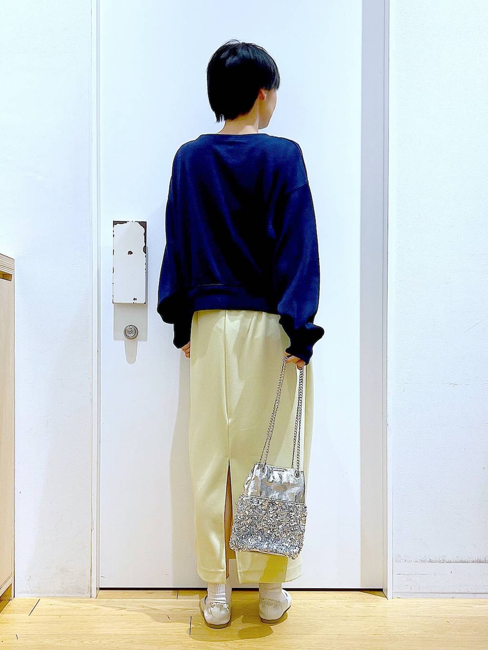 ホワイト系のパンプス、ブルー系のTシャツ/カットソー、イエロー系のスカートを着用したレディースの春コーディネートの5枚目の写真