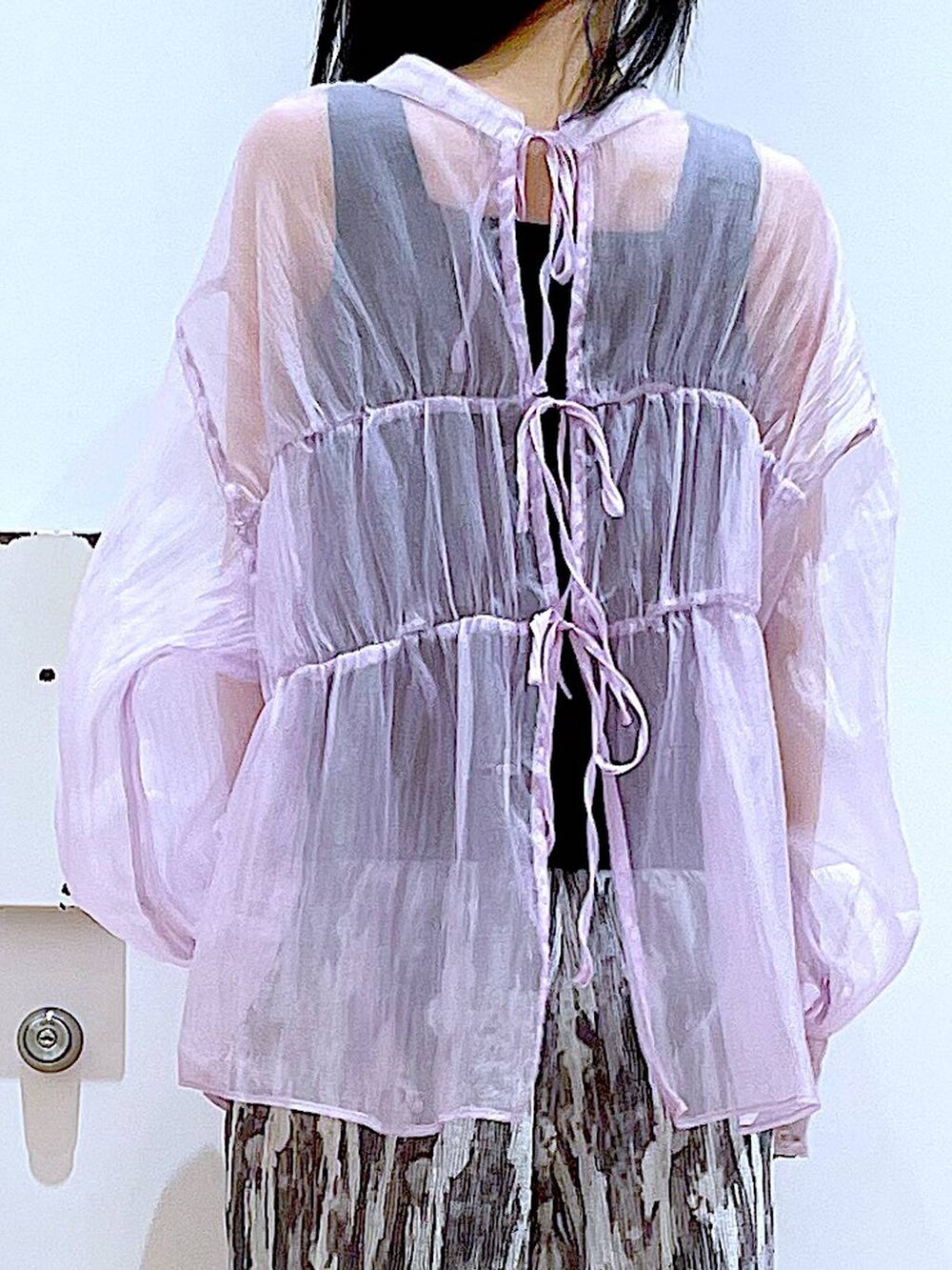 シルバー系のショルダーバッグ、パープル系のシャツ/ブラウス、ブラック系のサンダルを着用したレディースの夏コーディネートの7枚目の写真