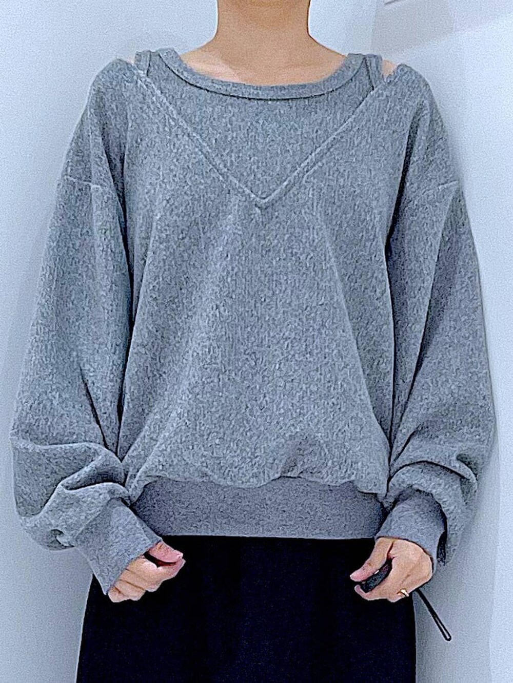 ブラック系のスカート、ブラック系のブーツ、ブラウン系のショルダーバッグを着用したレディースの冬コーディネートの7枚目の写真