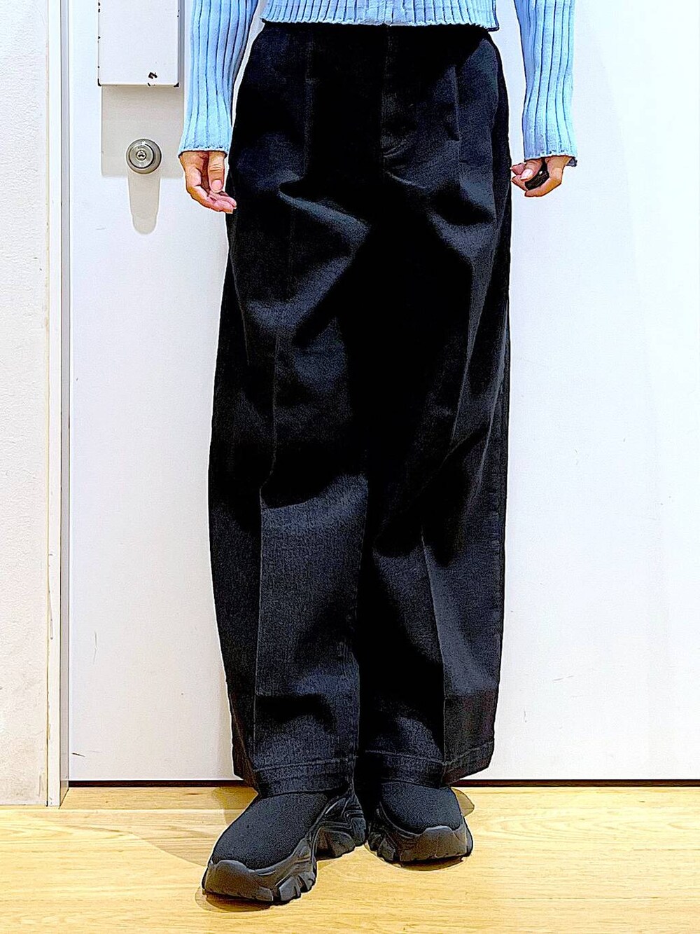 グレー系のデニムパンツ、ブルー系のカーディガン/ボレロ、ブラック系のブーツを着用したレディースの冬コーディネートの8枚目の写真