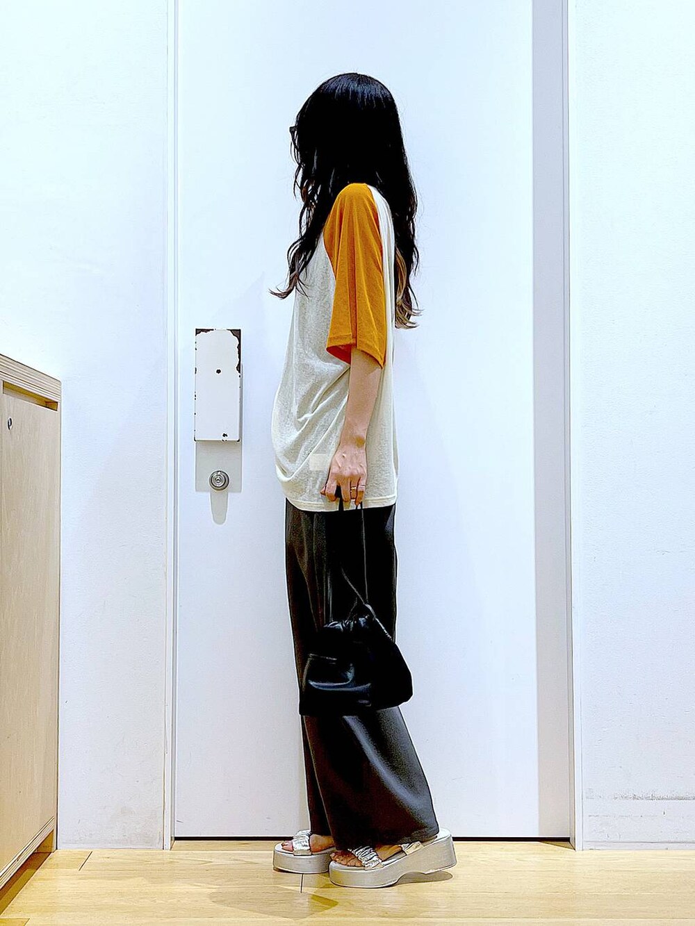 ブラック系のショルダーバッグ、グレー系のその他パンツ、シルバー系のサンダルを着用したレディースの夏コーディネートの3枚目の写真