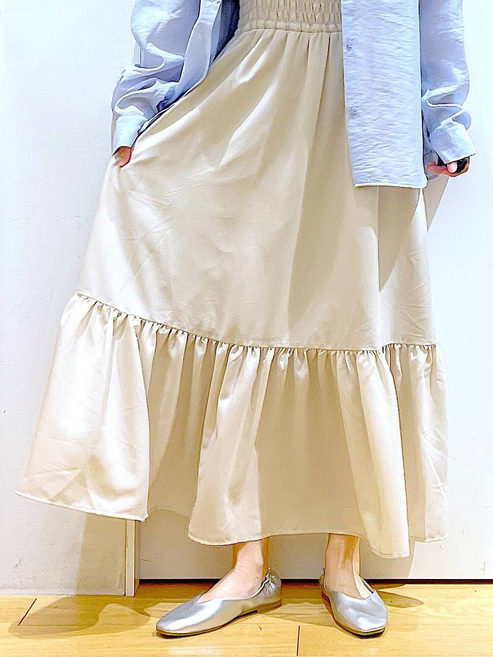 シルバー系のパンプス、ブルー系のショルダーバッグ、ブルー系のシャツ/ブラウスを着用したレディースの春コーディネートの8枚目の写真