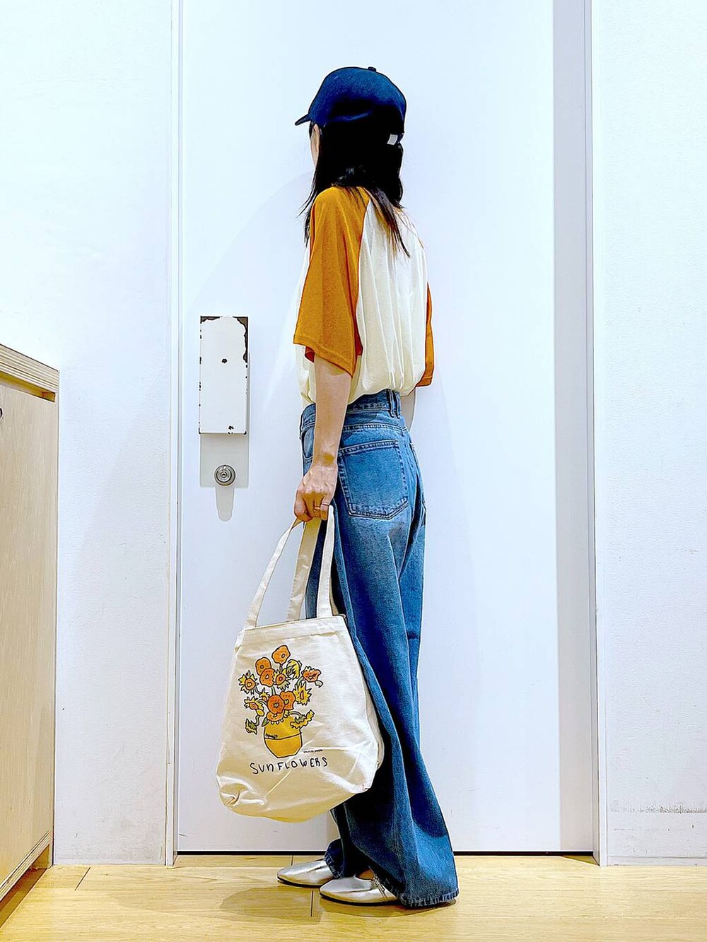 その他のトートバッグ、オレンジ系のTシャツ/カットソー、ブルー系のデニムパンツを着用したレディースの夏コーディネートの3枚目の写真