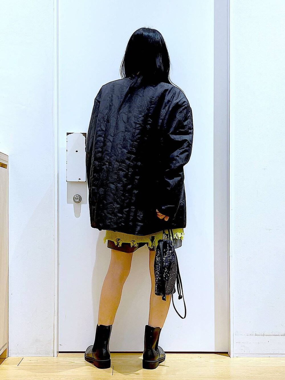 ブラック系のブーツ、ブラック系のショルダーバッグ、グレー系のその他パンツを着用したレディースの冬コーディネートの5枚目の写真